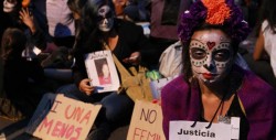 Mujeres vestidas de catrinas marchan contra los feminicidios