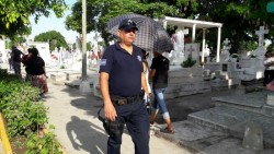 Policías resguardan panteones