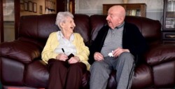 Mamá de 98 años se muda con su hijo de 80 para cuidarlo