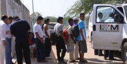 Hallan 24 migrantes guatemaltecos deshidratados en un trailer en Tampico