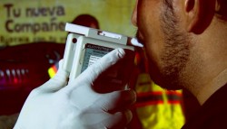Aplican alcoholímetro durante el puente