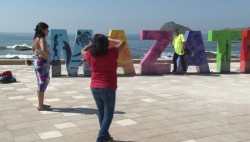 Siguen adornando el malecón
