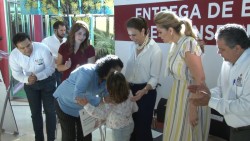 Entregan becas de transporte a jóvenes con discapacidad