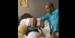 Sorprende a su esposa con serenata tras 60 años de matrimonio