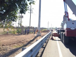 Instalan luminarias en El Trébol de Los Mochis