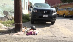 Entre la basura y vehículos arriba de la banqueta