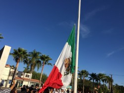 Realizan izamiento de bandera por aniversario de la revolución mexicana