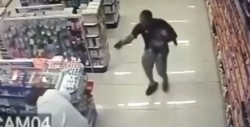 (Video) Policía mata a dos asaltantes con su bebé en brazos