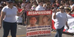 Grupos se manifiestan durante el desfile de la Revolución