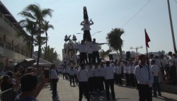 Vistoso desfile revolucionario