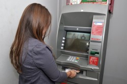 Cuidado al retirar efectivo y hacer compras