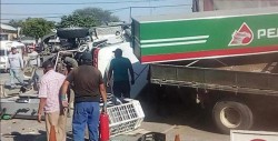 Se impacta trailer contra gasolinera; Hay cuatro muertos