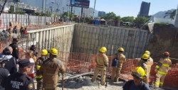 Se derrumba construcción sobre casas en Monterrey