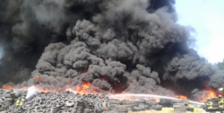 Edomex: Se incendia almacén de llantas