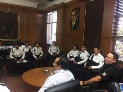Integran primer grupo femenino de la policía de tránsito