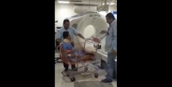 Por falta de camillas, usan carritos del super para mover a pacientes