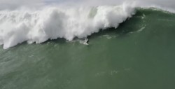 #Video Dron graba increíble rescate de surfistas atrapados en olas altas