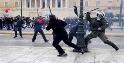Enfrentamiento violento entre manifestantes y policías