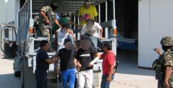 Interceptan a 153 migrantes en un camión en Tabasco