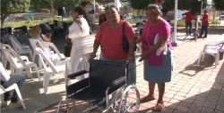 Hacen entrega de sillas de ruedas