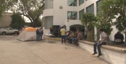 Exigen los apoyos de vivienda comprometidos