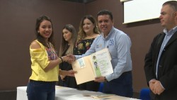 Cetis 68 entrega cédulas y títulos profesionales