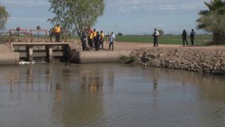 Buscan a joven que cayó en canal de riego en Compuertas