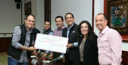 Entregan cheques a emprendedores y a empresas