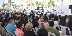 Reciben beca estudiantes de secundaria y preparatoria
