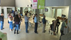 Personal del ISSSTE recibe vales de fin de año
