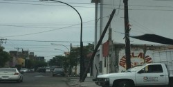 Poste muy inclinado por la Francisco Villa