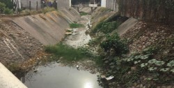 Siguen sin arreglar el arroyo en la Hidalgo