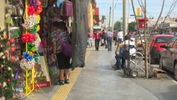 Comerciantes del centro obstaculizan paso de invidentes