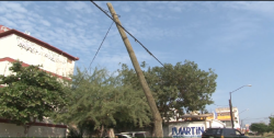 Poste sobre la Avenida Clouthier a punto de colapsar