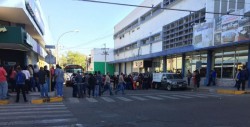 Exigen aguinaldo y última quincena del 2017