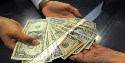 Dólar inicia el año a la baja en ventanillas bancarias