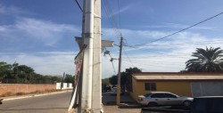 Poste de la CFE inclinado en la colonia PEMEX