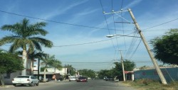 Varios postes de luz ladeados por la Hidalgo