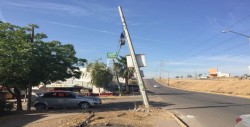 Poste de luz y teléfono inclinados en Lomas del Bosque