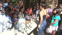 Niños reciben regalos en Día de Reyes