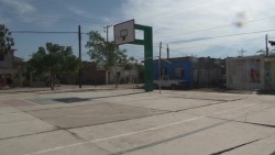 Los carros les "arrebatan" cancha de futbol