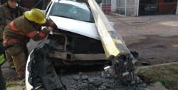 Camioneta choca contra poste de la CFE
