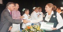 Reconocen labor de 88 enfermeros y enfermeras