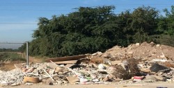Basura y escombro en boulevar Valle Alto