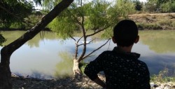 Padre e hijo caen a canal del campo el diez