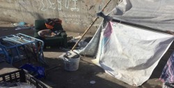 Indigente vive en drenaje pluvial