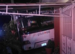 Pleito entre chofer y pasajero termina en choque