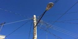 Poste de luz dañado por la calle Gardenias