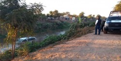 Cae camioneta al canal de Aguaruto