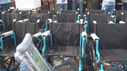 Entrega DIF municipal apoyos para personas con problemas físicos